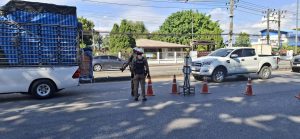 เจ้าหน้าที่ จราจรกวดขันวินัยจราจร หน้าศูนย์ปฏิบัติการจราจรแม่มาลัย