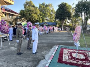 พ.ต.อ.สราวุธ จันมะโน ผกก.สภ.แม่แตง พร้อมข้าราชการตำรวจ สภ.แม่แตง ร่วมพิธีวางพวงมาลาเนื่องในวันปิยมหาราช