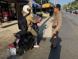 จุดตรวจบ้านไร่ พร้อมกำลังเจ้าหน้าที่ตำรวจ จำนวน 6 นาย ปฎิบัติหน้าที่จุดตรวจบ้านไร่ สภ.แม่แตง