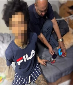 เจ้าหน้าที่ชุดสืบสวน ได้ร่วมกันจับกุมตัวผู้ต้องหายาเสพติด