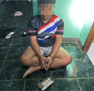 เจ้าหน้าที่ตำรวจชุดจับกุมร่วมกันจับกุมผู้ต้องหายาเสพติด